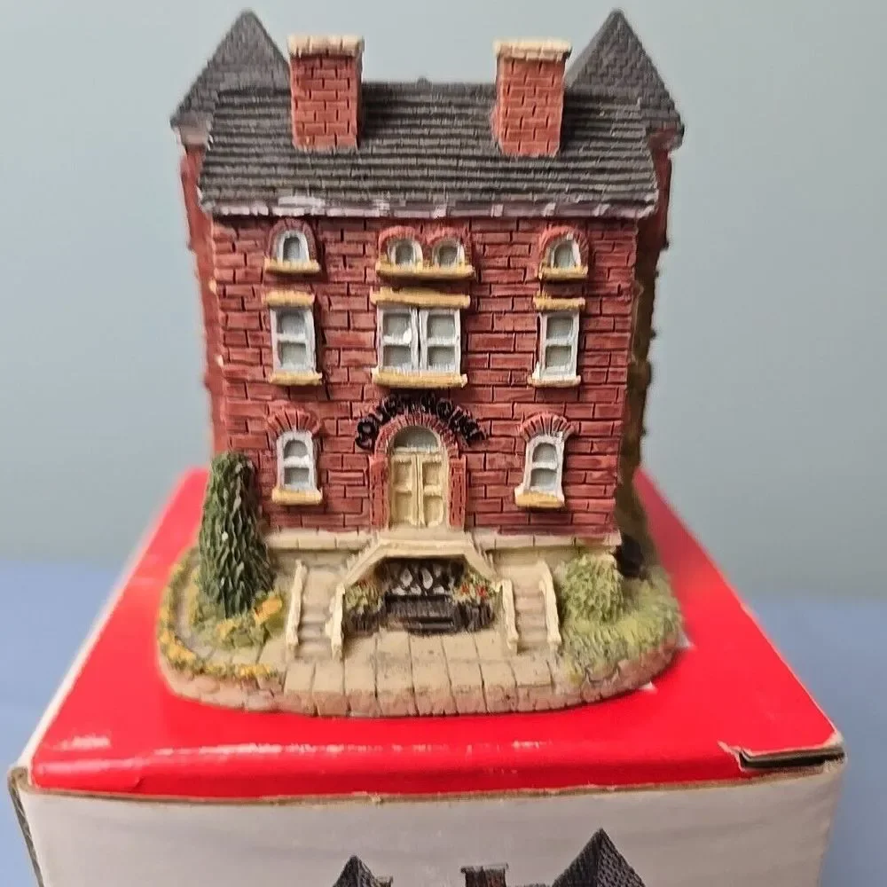 Village Americana #AH39 Liberty Falls Courthouse  1993 Holiday‎ Village Dillards